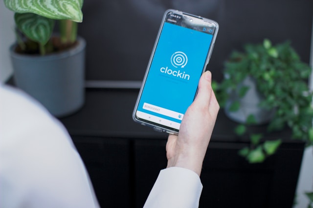 jonas-tunte-1ePMEx7AbcU-unsplash - GeoPlugin - Resources Image showing a time tracking app on a smartphone.
