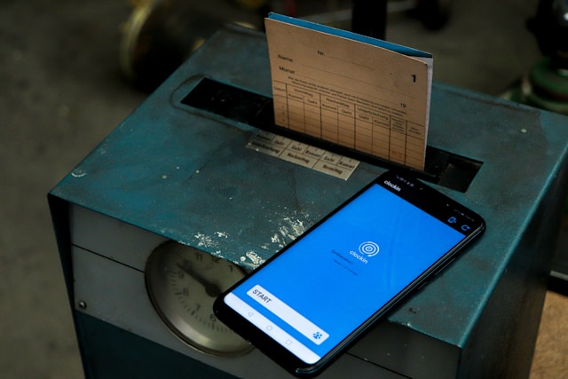 jonas-tunte-BA2CRmdrpAk-unsplash - GeoPlugin - Resources Image showing a time and location tracking app on a smartphone.